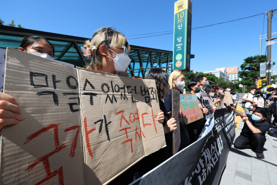 19일 2030 정치공동체 청년하다를 비롯한 청년단체 관계자들이 역무원 스토킹 피살 사건이 일어난 서울 중구 신당역 10번 출구 앞에서 스토킹 범죄 피해에 대한 대응책을 요구하는 기자회견을 하고 있다. <연합뉴스>